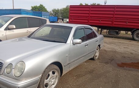 Mercedes-Benz E-Класс, 1997 год, 700 000 рублей, 2 фотография
