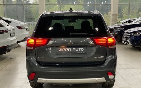 Mitsubishi Outlander III рестайлинг 3, 2017 год, 1 999 000 рублей, 5 фотография