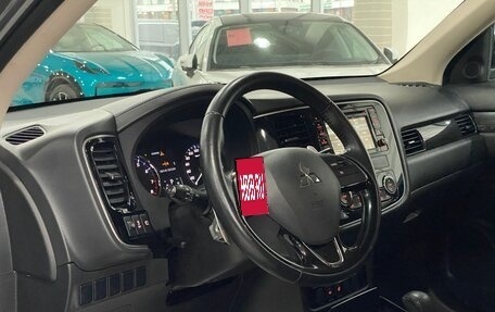 Mitsubishi Outlander III рестайлинг 3, 2017 год, 1 999 000 рублей, 10 фотография