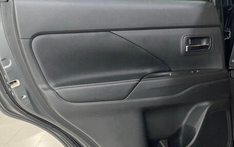 Mitsubishi Outlander III рестайлинг 3, 2017 год, 1 999 000 рублей, 13 фотография