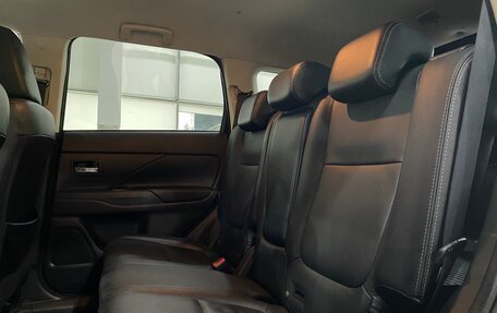 Mitsubishi Outlander III рестайлинг 3, 2017 год, 1 999 000 рублей, 15 фотография