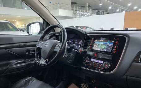 Mitsubishi Outlander III рестайлинг 3, 2017 год, 1 999 000 рублей, 16 фотография