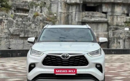 Toyota Highlander, 2022 год, 3 255 000 рублей, 2 фотография