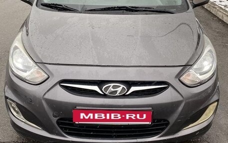 Hyundai Solaris II рестайлинг, 2011 год, 800 000 рублей, 13 фотография
