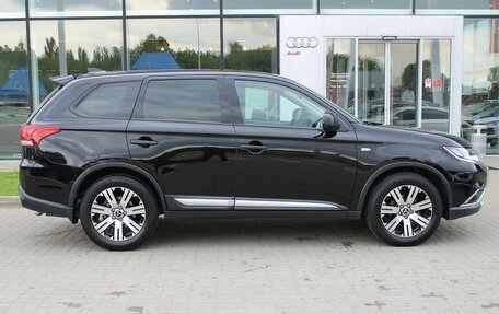 Mitsubishi Outlander III рестайлинг 3, 2018 год, 1 950 000 рублей, 4 фотография
