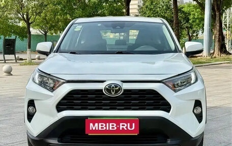Toyota RAV4, 2021 год, 1 980 000 рублей, 2 фотография