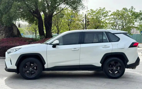 Toyota RAV4, 2021 год, 1 980 000 рублей, 4 фотография