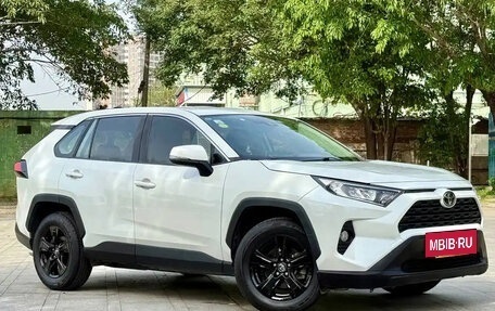 Toyota RAV4, 2021 год, 1 980 000 рублей, 3 фотография