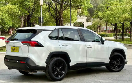 Toyota RAV4, 2021 год, 1 980 000 рублей, 6 фотография