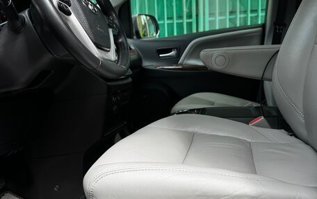 Toyota Sienna III, 2018 год, 3 400 000 рублей, 8 фотография