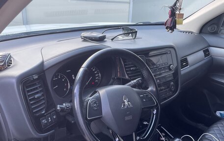 Mitsubishi Outlander III рестайлинг 3, 2018 год, 1 800 000 рублей, 3 фотография