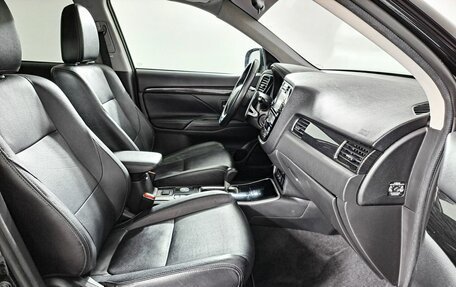 Mitsubishi Outlander III рестайлинг 3, 2017 год, 1 998 000 рублей, 13 фотография