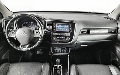 Mitsubishi Outlander III рестайлинг 3, 2017 год, 1 998 000 рублей, 17 фотография