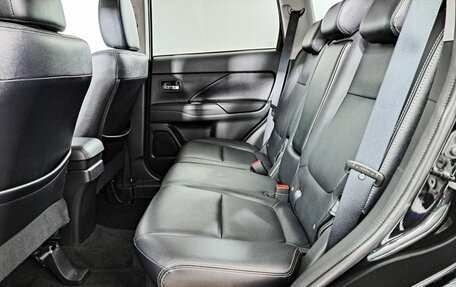 Mitsubishi Outlander III рестайлинг 3, 2017 год, 1 998 000 рублей, 15 фотография