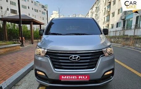 Hyundai Grand Starex Grand Starex I рестайлинг 2, 2021 год, 2 800 000 рублей, 2 фотография