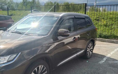 Mitsubishi Outlander III рестайлинг 3, 2020 год, 2 200 000 рублей, 4 фотография