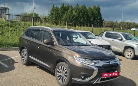 Mitsubishi Outlander III рестайлинг 3, 2020 год, 2 200 000 рублей, 2 фотография
