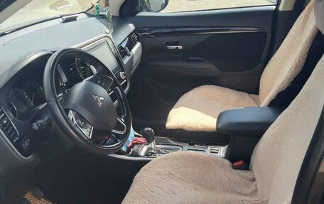 Mitsubishi Outlander III рестайлинг 3, 2020 год, 2 200 000 рублей, 9 фотография