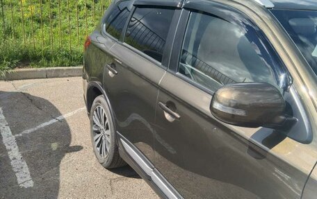 Mitsubishi Outlander III рестайлинг 3, 2020 год, 2 200 000 рублей, 16 фотография