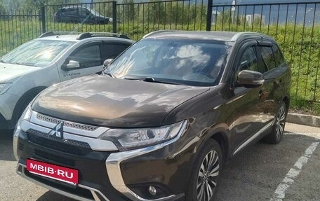 Mitsubishi Outlander III рестайлинг 3, 2020 год, 2 200 000 рублей, 15 фотография