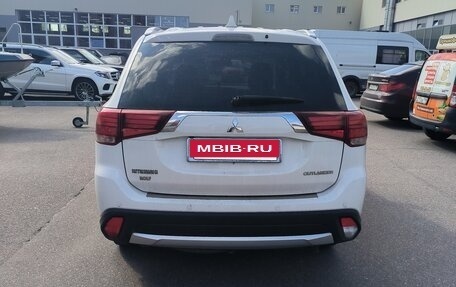 Mitsubishi Outlander III рестайлинг 3, 2018 год, 1 950 000 рублей, 2 фотография