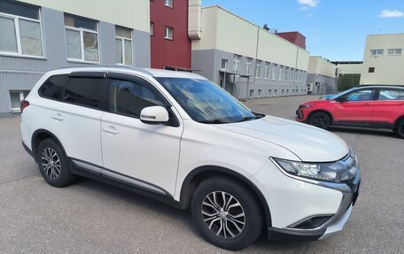 Mitsubishi Outlander III рестайлинг 3, 2018 год, 1 950 000 рублей, 4 фотография