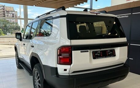 Toyota Land Cruiser Prado 150 рестайлинг 2, 2024 год, 6 700 000 рублей, 3 фотография
