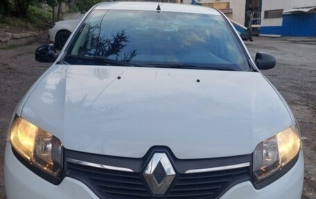 Renault Logan II, 2015 год, 600 000 рублей, 2 фотография