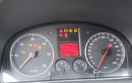 Volkswagen Touran III, 2006 год, 600 000 рублей, 31 фотография