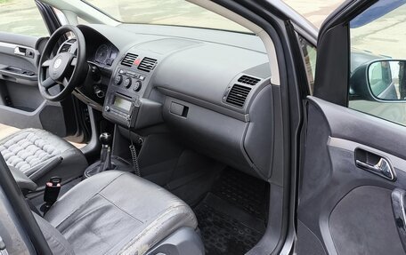 Volkswagen Touran III, 2006 год, 600 000 рублей, 24 фотография