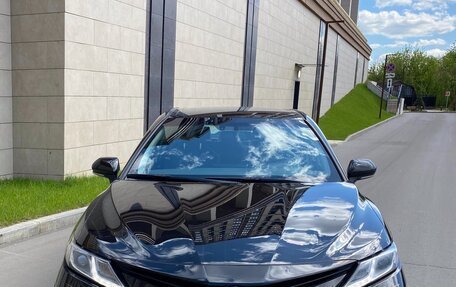 Toyota Camry, 2022 год, 3 300 000 рублей, 2 фотография