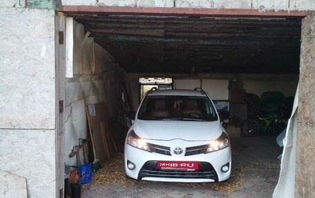 Toyota Verso I, 2013 год, 1 350 000 рублей, 2 фотография