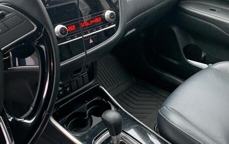Mitsubishi Outlander III рестайлинг 3, 2021 год, 3 200 000 рублей, 2 фотография