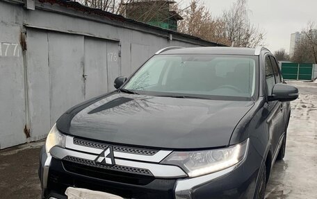 Mitsubishi Outlander III рестайлинг 3, 2021 год, 3 200 000 рублей, 3 фотография