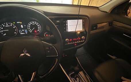 Mitsubishi Outlander III рестайлинг 3, 2021 год, 3 200 000 рублей, 8 фотография