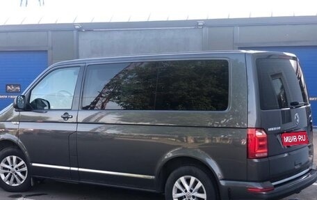 Volkswagen Multivan T6 рестайлинг, 2017 год, 4 900 000 рублей, 3 фотография
