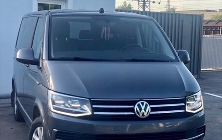 Volkswagen Multivan T6 рестайлинг, 2017 год, 4 900 000 рублей, 6 фотография