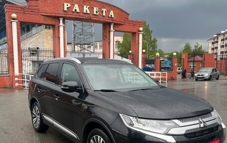 Mitsubishi Outlander III рестайлинг 3, 2020 год, 2 105 000 рублей, 3 фотография