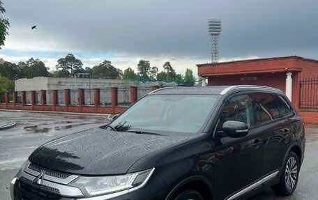 Mitsubishi Outlander III рестайлинг 3, 2020 год, 2 105 000 рублей, 2 фотография