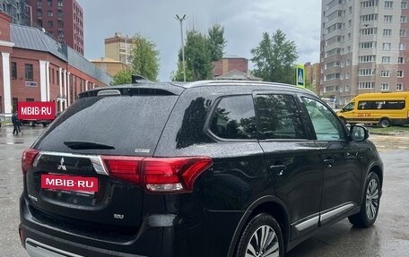 Mitsubishi Outlander III рестайлинг 3, 2020 год, 2 105 000 рублей, 5 фотография