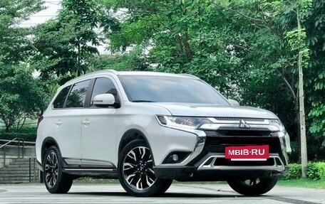 Mitsubishi Outlander III рестайлинг 3, 2021 год, 1 771 442 рублей, 2 фотография