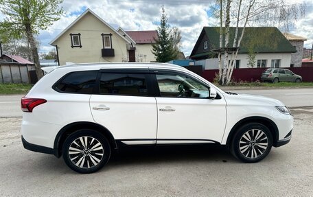 Mitsubishi Outlander III рестайлинг 3, 2019 год, 2 450 000 рублей, 6 фотография