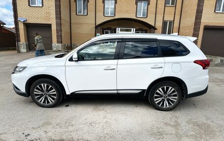 Mitsubishi Outlander III рестайлинг 3, 2019 год, 2 450 000 рублей, 9 фотография
