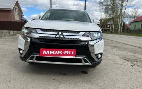 Mitsubishi Outlander III рестайлинг 3, 2019 год, 2 450 000 рублей, 13 фотография