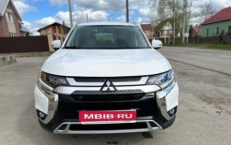 Mitsubishi Outlander III рестайлинг 3, 2019 год, 2 450 000 рублей, 3 фотография