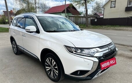 Mitsubishi Outlander III рестайлинг 3, 2019 год, 2 450 000 рублей, 5 фотография