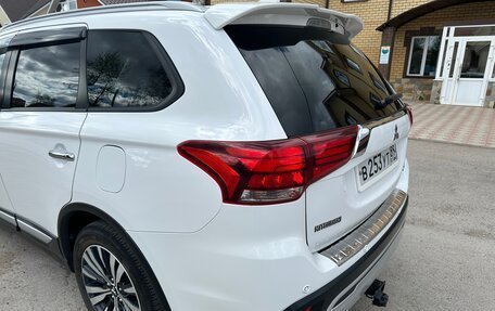 Mitsubishi Outlander III рестайлинг 3, 2019 год, 2 450 000 рублей, 18 фотография