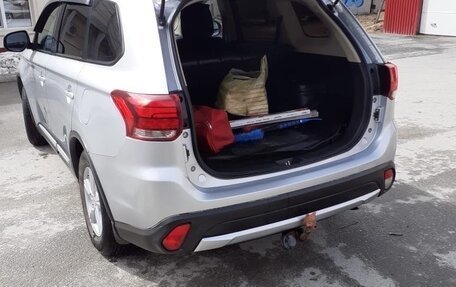 Mitsubishi Outlander III рестайлинг 3, 2015 год, 1 800 000 рублей, 9 фотография