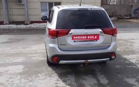 Mitsubishi Outlander III рестайлинг 3, 2015 год, 1 800 000 рублей, 2 фотография