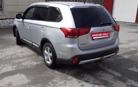 Mitsubishi Outlander III рестайлинг 3, 2015 год, 1 800 000 рублей, 10 фотография